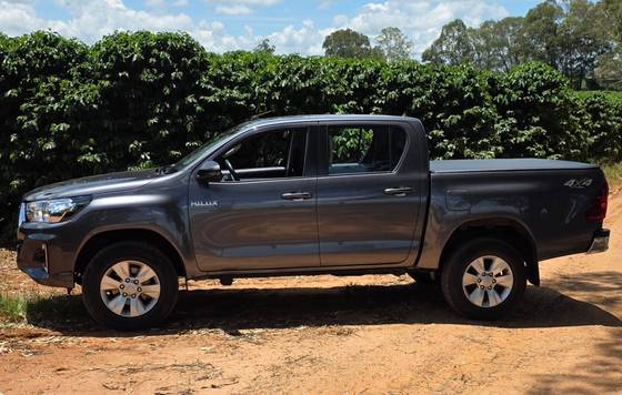TOYOTA HILUX 2.8 SR 4X4 CD 16V DIESEL 4P AUTOMÁTICO TOYOTA HILUX 2.8 SR 4X4 CD 16V DIESEL 4P AUTOMÁTICO